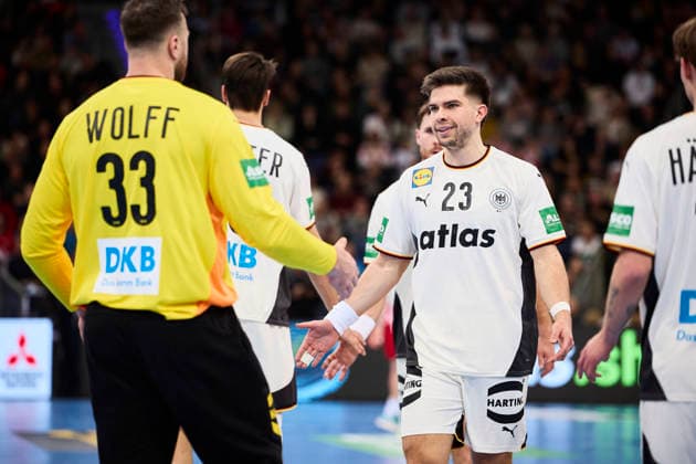Handball-Herren-Laenderspiel - Deutschland - Kroatien am 11.01.2026, Andreas Wolff ( 33 Deutschland) und Renars Uscins ( 23 Deutschland) klatschen sich ab Hannover ZAG arena Niedersachsen Deutschland