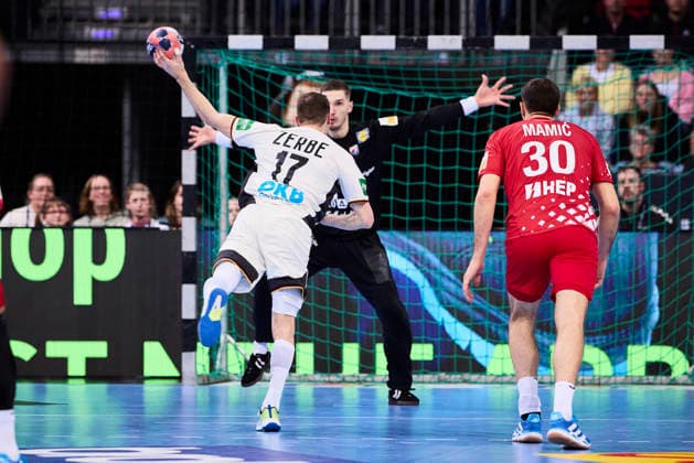 Handball-Herren-Laenderspiel - Deutschland - Kroatien am 11.01.2026, 7 Meter Wurf durch Lukas Zerbe ( 17 Deutschland) Hannover ZAG arena Niedersachsen Deutschland