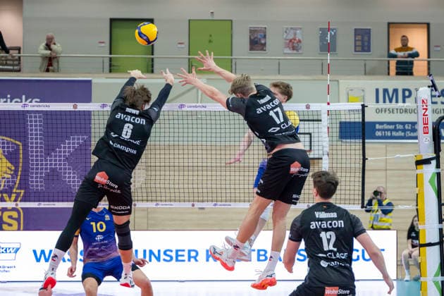 1.Volleyball Bundesliga -Saison 2025 2026 Cerebricks Volley Goats Mitteldeutschland vs.SVG Lüneburg Halle, Deutschland 11. Januar 2026: Im Bild:v.li.Jackson Clifford Howe (Lueneburg), Axel Valentin Enlund (Lueneburg) und Santeri Vaelimaa (Lueneburg) Halle Saale swh.Arena Sachsen-Anhalt Deutschland