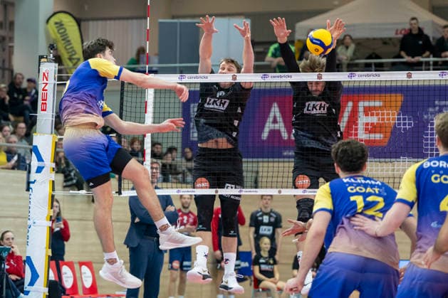 1.Volleyball Bundesliga -Saison 2025 2026 Cerebricks Volley Goats Mitteldeutschland vs.SVG Lüneburg Halle, Deutschland 11. Januar 2026: Im Bild:v.li.Erik Brand (Bitterfeld), Santeri Vaelimaa (Lueneburg) und Jackson Clifford Howe (Lueneburg) Halle Saale swh.Arena Sachsen-Anhalt Deutschland