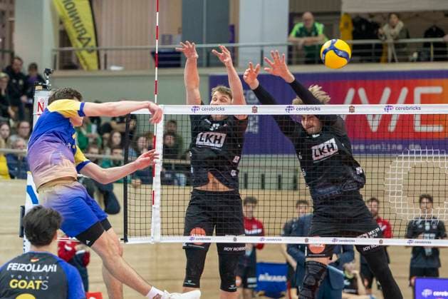 1.Volleyball Bundesliga -Saison 2025 2026 Cerebricks Volley Goats Mitteldeutschland vs.SVG Lüneburg Halle, Deutschland 11. Januar 2026: Im Bild:v.li.Erik Brand (Bitterfeld), Santeri Vaelimaa (Lueneburg) und Jackson Clifford Howe (Lueneburg) Halle Saale swh.Arena Sachsen-Anhalt Deutschland