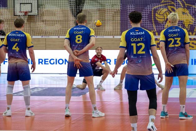 1.Volleyball Bundesliga -Saison 2025 2026 Cerebricks Volley Goats Mitteldeutschland vs.SVG Lüneburg Halle, Deutschland 11. Januar 2026: Im Bild:v.li.Tom Borchert (Bitterfeld), Jannis Wehry (Bitterfeld),Daniel Gruvaeus (Lueneburg),Paul Klimm (Bitterfeld) und Samuel Schellenberg (Bitterfeld) Halle Saale swh.Arena Sachsen-Anhalt Deutschland