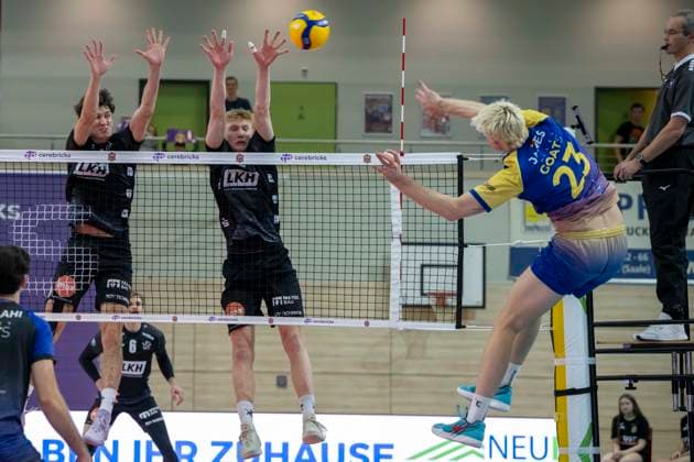 1.Volleyball Bundesliga -Saison 2025 2026 Cerebricks Volley Goats Mitteldeutschland vs.SVG Lüneburg Halle, Deutschland 11. Januar 2026: Im Bild:v.li.Cole Matthew Young (Lueneburg), Axel Juul Larsen (Lueneburg) und Samuel Schellenberg (Bitterfeld) Halle Saale swh.Arena Sachsen-Anhalt Deutschland