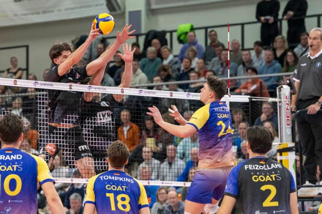 1.Volleyball Bundesliga -Saison 2025 2026 Cerebricks Volley Goats Mitteldeutschland vs.SVG Lüneburg Halle, Deutschland 11. Januar 2026: Im Bild:v.li.Cole Matthew Young (Lueneburg), Ethan Champlin (Lueneburg) und Clay Wieter (Bitterfeld) Halle Saale swh.Arena Sachsen-Anhalt Deutschland