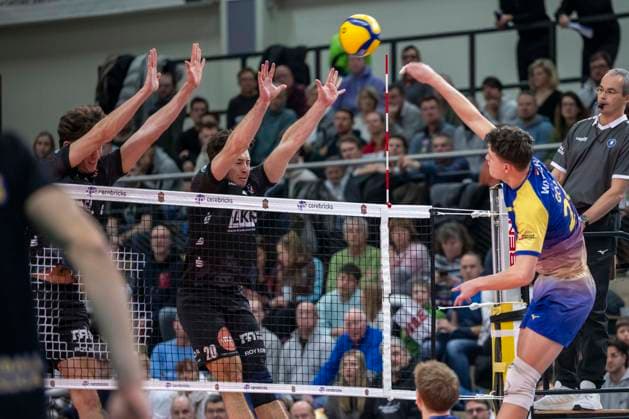 1.Volleyball Bundesliga -Saison 2025 2026 Cerebricks Volley Goats Mitteldeutschland vs.SVG Lüneburg Halle, Deutschland 11. Januar 2026: Im Bild:v.li.Cole Matthew Young (Lueneburg) ,Ethan Champlin (Lueneburg) und Clay Wieter (Bitterfeld) Halle Saale swh.Arena Sachsen-Anhalt Deutschland