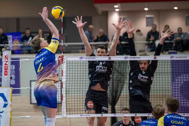 1.Volleyball Bundesliga -Saison 2025 2026 Cerebricks Volley Goats Mitteldeutschland vs.SVG Lüneburg Halle, Deutschland 11. Januar 2026: Im Bild:v.li.Tom Borchert (Bitterfeld), Christopher Bryam (Lueneburg) und Jackson Clifford Howe (Lueneburg) Halle Saale swh.Arena Sachsen-Anhalt Deutschland