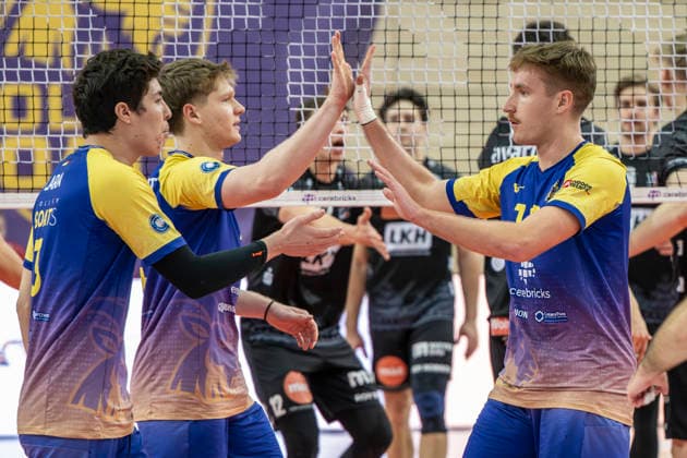 1.Volleyball Bundesliga -Saison 2025 2026 Cerebricks Volley Goats Mitteldeutschland vs.SVG Lüneburg Halle, Deutschland 11. Januar 2026: Im Bild:v.li.Sebastian Lara (Bitterfeld), Tom Borchert (Bitterfeld), Paul Stommel (Bitterfeld) Halle Saale swh.Arena Sachsen-Anhalt Deutschland