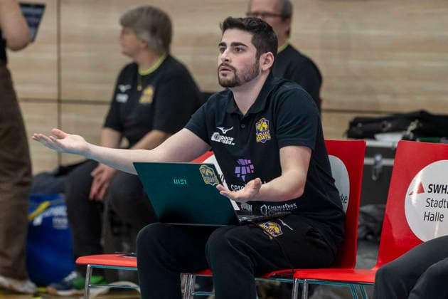 1.Volleyball Bundesliga -Saison 2025 2026 Cerebricks Volley Goats Mitteldeutschland vs.SVG Lüneburg Halle, Deutschland 11. Januar 2026: Im Bild:Co Trainer Javier Barrios Fernandez (Bitterfeld), Gestik, Geste, gestikuliert, Halle Saale swh.Arena Sachsen-Anhalt Deutschland