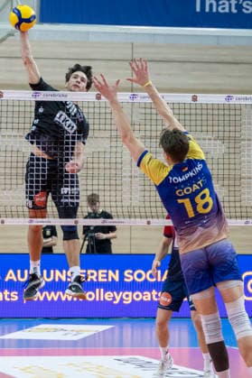 1.Volleyball Bundesliga -Saison 2025 2026 Cerebricks Volley Goats Mitteldeutschland vs.SVG Lüneburg Halle, Deutschland 11. Januar 2026: Im Bild:v.li.Ethan Champlin (Lueneburg) und Dax Tompkins (Bitterfeld) Halle Saale swh.Arena Sachsen-Anhalt Deutschland