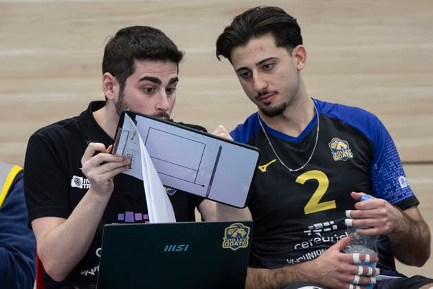 1.Volleyball Bundesliga -Saison 2025 2026 Cerebricks Volley Goats Mitteldeutschland vs.SVG Lüneburg Halle, Deutschland 11. Januar 2026: Im Bild:v.li.Co Trainer Javier Barrios Fernandez (Bitterfeld) und Arshia Feizollahi (Bitterfeld) Halle Saale swh.Arena Sachsen-Anhalt Deutschland