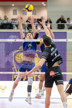 1.Volleyball Bundesliga -Saison 2025 2026 Cerebricks Volley Goats Mitteldeutschland vs.SVG Lüneburg Halle, Deutschland 11. Januar 2026: Im Bild:v.li.Dax Tompkins (Bitterfeld) und Christopher Bryam (Lueneburg) Halle Saale swh.Arena Sachsen-Anhalt Deutschland