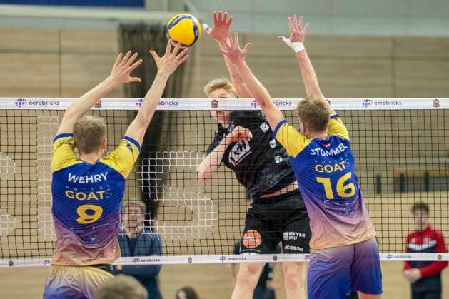 1.Volleyball Bundesliga -Saison 2025 2026 Cerebricks Volley Goats Mitteldeutschland vs.SVG Lüneburg Halle, Deutschland 11. Januar 2026: Im Bild:v.li.Jannis Wehry (Bitterfeld), Axel Juul Larsen (Lueneburg) und Paul Stommel (Bitterfeld) Halle Saale swh.Arena Sachsen-Anhalt Deutschland