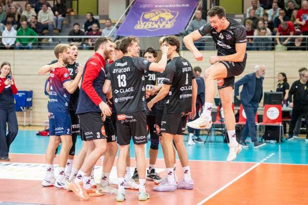1.Volleyball Bundesliga -Saison 2025 2026 Cerebricks Volley Goats Mitteldeutschland vs.SVG Lüneburg Halle, Deutschland 11. Januar 2026: Im Bild:Die Mannschaft von Lueneburg jubelt nach ihrem Sieg ueber die Volley Goats, Schlussjubel, Schlußjubel, Emotion, Freude, Halle Saale swh.Arena Sachsen-Anhalt Deutschland