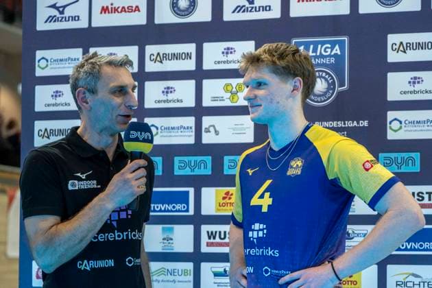 1.Volleyball Bundesliga -Saison 2025 2026 Cerebricks Volley Goats Mitteldeutschland vs.SVG Lüneburg Halle, Deutschland 11. Januar 2026: Im Bild:v.re.Tom Borchert (Bitterfeld) im Interview Halle Saale swh.Arena Sachsen-Anhalt Deutschland