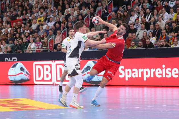 11.01.2026, xgox, Handball, Länderspiel, Deutschland - Kroatien v.l. Nils Lichtlein (Deutschland, 3), Ivano Pavlovic (Kroatien, 13) Zweikampf, Duell, Kampf, tackle Hannover
