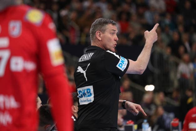 11.01.2026, xgox, Handball, Länderspiel, Deutschland - Kroatien v.l. Alfred Gislason (Deutschland, Trainer) gibt Anweisungen, gestikuliert mit den Armen, gesticulate, gives instructions Hannover
