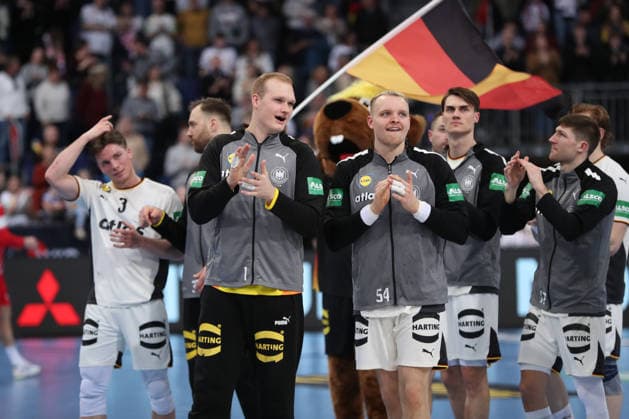 11.01.2026, xgox, Handball, Länderspiel, Deutschland - Kroatien v.l. Deutschland um David Spaeth (Späth, Deutschland, 1), Justus Fischer (Deutschland, 54) Jubel ueber den Sieg, Jubel nach Spielende Hannover