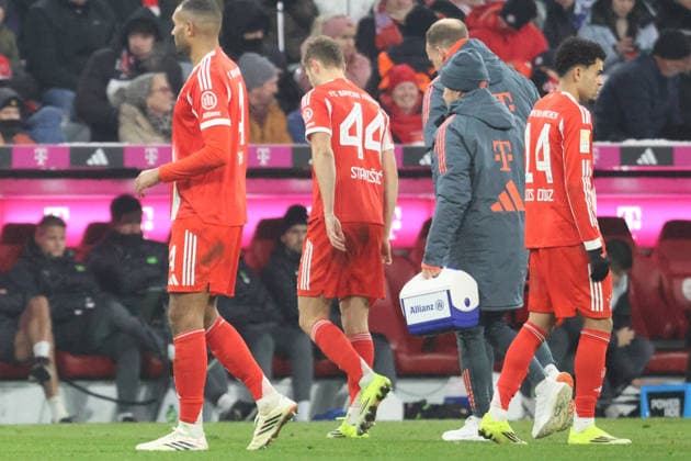 44 Josip Stanisic, verlässt nach seiner Verletzung und Behandlung, das Spielfeld, in Begleitung von Mannschaftsartzt Jochen Hahne (re.), 4 Jonathan Tah, 14 Luis Diaz Fussball 1. BL FC Bayern München - VfL Wolfsburg 11.01.2026 Allianz Arena FOTO: Mladen Lackovic LakoPress