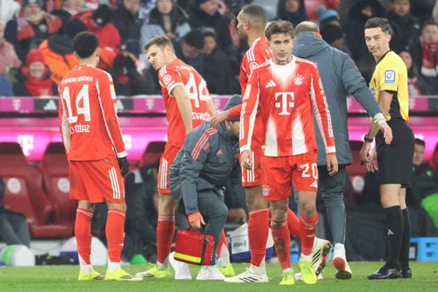 44 Josip Stanisic, verlässt nach seiner Verletzung und Behandlung, das Spielfeld, in Begleitung von Mannschaftsartzt Jochen Hahne (re.), 4 Jonathan Tah, 14 Luis Diaz, 20 Tom Bischof Fussball 1. BL FC Bayern München - VfL Wolfsburg 11.01.2026 Allianz Arena FOTO: Mladen Lackovic LakoPress