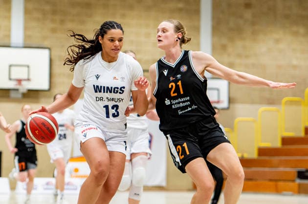 Olivia Okpara (Wings Leverkusen,No.13) am Ball gegen Martha Middeler (Talents BonnRhöndorf,No.21) DEU, Leverkusen, 11.01.2026 Basketball, Damen 2.Bundesliga Nord, 14. Spieltag, Wings Leverkusen - Talents BonnRhöndorf