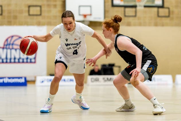 Nici Egert (Wings Leverkusen,No.04) am Ball gegen Lea Wolff (Talents BonnRhöndorf,No.77) DEU, Leverkusen, 11.01.2026 Basketball, Damen 2.Bundesliga Nord, 14. Spieltag, Wings Leverkusen - Talents BonnRhöndorf