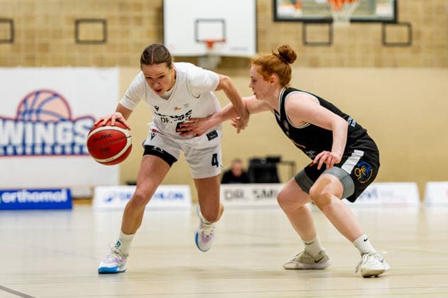 Nici Egert (Wings Leverkusen,No.04) am Ball gegen Lea Wolff (Talents BonnRhöndorf,No.77) DEU, Leverkusen, 11.01.2026 Basketball, Damen 2.Bundesliga Nord, 14. Spieltag, Wings Leverkusen - Talents BonnRhöndorf