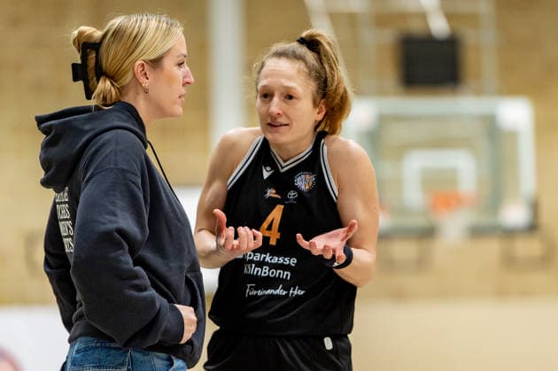 Spielerin Nicola Happel (Talents BonnRhöndorf,No.04) ratlos im Gespräch mit Bea Waffenschmied (Talents BonnRhöndorf, Headcoach) DEU, Leverkusen, 11.01.2026 Basketball, Damen 2.Bundesliga Nord, 14. Spieltag, Wings Leverkusen - Talents BonnRhöndorf