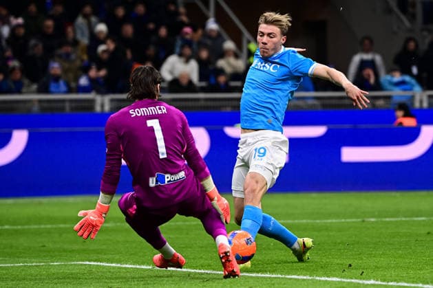 Inter Milan v Napoli - Italian Serie A MILAN, ITALY - JANUARY 11: Rasmus Hojlund of SSC Napoli fights for the ball with Yann Sommer of Inter Milan during the Italian Serie A football match Inter Milan vs Napoli at San Siro Stadium in Milan, Italy on January 11, 2026 Piero Cruciatti Anadolu Milan Italy. Editorial use only. Please get in touch for any other usage.  Copyright: x2026xAnadoluxPieroxCruciattix