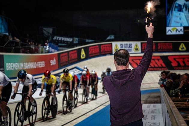 Starting Shoot: Sixdays Bremen 2026 Starting Shoot Querformat - quer - horizontal - Landscape - Event Veranstaltung: Sixdays Bremen 2026 - Category Kategorie: Cycling - Track cycling, Rad, Radsport, Bahnrad, Bahn Sixdays - Elite Women - Location Ort: Europe Germany - Bremen - ÖVB Arena - Discipline: Starting Shoot - Distance: ... m - Date Datum: 11.01.2026 Sunday Day 3 -