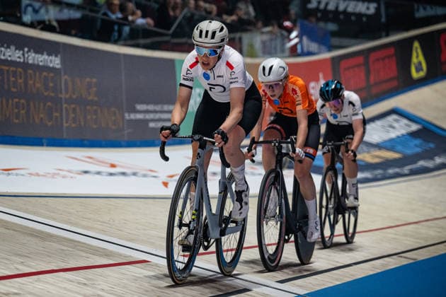 KASPER Romy: Sixdays Bremen 2026 Team 1 - KASPER Romy ( GER ) - Red Querformat - quer - horizontal - Landscape - Event Veranstaltung: Sixdays Bremen 2026 - Category Kategorie: Cycling - Track cycling, Rad, Radsport, Bahnrad, Bahn Sixdays - Elite Women - Location Ort: Europe Germany - Bremen - ÖVB Arena - Discipline: Points Race - Distance: ... m - Date Datum: 11.01.2026 Sunday Day 3 -