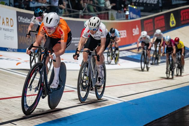SIMON Jette: Sixdays Bremen 2026 Team 4 - SIMON Jette ( GER ) - Red Querformat - quer - horizontal - Landscape - Event Veranstaltung: Sixdays Bremen 2026 - Category Kategorie: Cycling - Track cycling, Rad, Radsport, Bahnrad, Bahn Sixdays - Elite Women - Location Ort: Europe Germany - Bremen - ÖVB Arena - Discipline: Scratch Race - Distance: ... m - Date Datum: 11.01.2026 Sunday Day 3 -