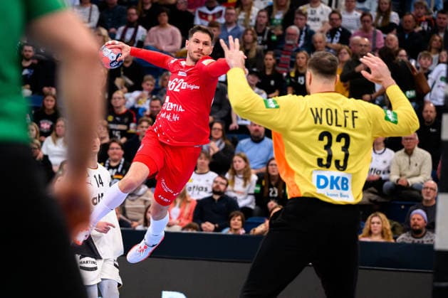 Hannover: Handball - Laenderspiel - Deutschland - Kroatien Marin Jelinic (Kroatien), Torhueter Andreas Wolff (Deutschland) Hannover ZAG Arena Nordrhein-Westfalen Deutschland