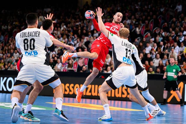 Hannover: Handball - Laenderspiel - Deutschland - Kroatien Ivano Pavlovic (Kroatien), Matthes Langhoff (Deutschland) Hannover ZAG Arena Nordrhein-Westfalen Deutschland