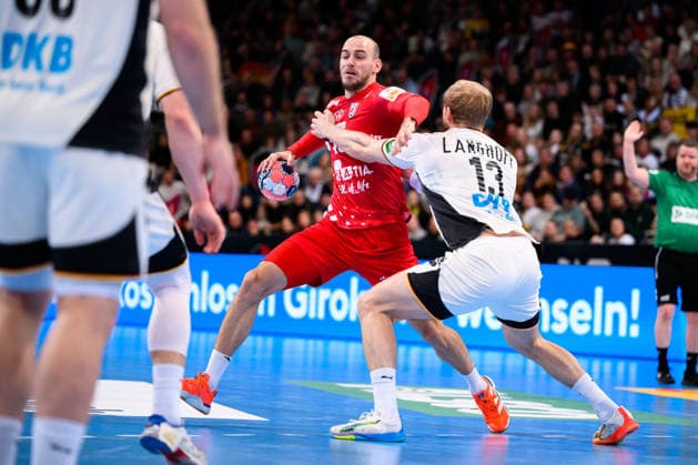 Hannover: Handball - Laenderspiel - Deutschland - Kroatien Ivano Pavlovic (Kroatien), Matthes Langhoff (Deutschland) Hannover ZAG Arena Nordrhein-Westfalen Deutschland