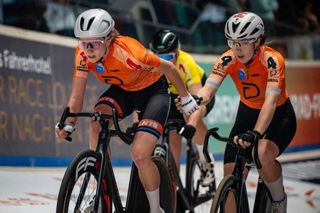 JÄHRIG Fabienne, SIMON Jette: Sixdays Bremen 2026 Team 4 - JÄHRIG Fabienne ( GER ) - Black - SIMON Jette ( GER ) - Red Querformat - quer - horizontal - Landscape - Event Veranstaltung: Sixdays Bremen 2026 - Category Kategorie: Cycling - Track cycling, Rad, Radsport, Bahnrad, Bahn Sixdays - Elite Women - Location Ort: Europe Germany - Bremen - ÖVB Arena - Discipline: Madison - Distance: ... m - Date Datum: 11.01.2026 Sunday Day 3 -