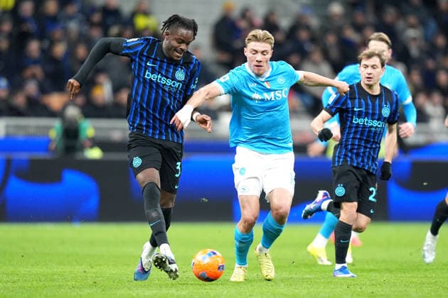 Inter Milan s Yann Bisseck fights for the ball with Napoli™s Rasmus Hojlund during the Serie A soccer match between Inter and Napoli at the San Siro Stadium in Milan , north Italy - Sunday , January 11 , 2026. - Soccer .  Copyright: xSpada LaPressex