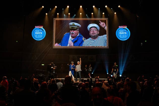 Klaus und Klaus: Sixdays Bremen 2026 Klaus und Klaus Querformat - quer - horizontal - Landscape - Event Veranstaltung: Sixdays Bremen 2026 - Category Kategorie: Cycling - Track cycling, Rad, Radsport, Bahnrad, Bahn Sixdays - Show - Location Ort: Europe Germany - Bremen - ÖVB Arena - Date Datum: 11.01.2026 Sunday Day 3 -