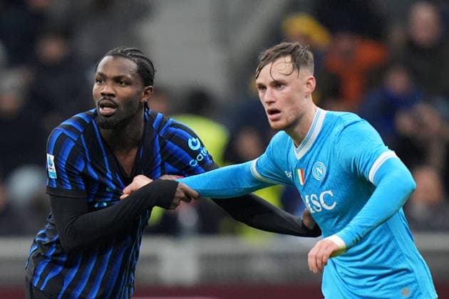 Napoli™s Sam Beukema , Inter Milan s Marcus Thuram during the Serie A soccer match between Inter and Napoli at the San Siro Stadium in Milan , north Italy - Sunday , January 11 , 2026. - Soccer .  Copyright: xSpada LaPressex