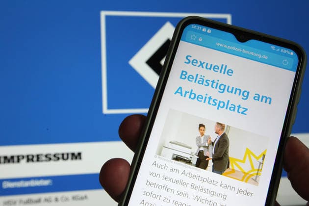 Auf einem Smartphone wurde die Website der polizei-Beratung.de aufgerufen, die unter anderem über Hilfsangebote im Falle von sexueller Belästigung am Arbeitsplatz informiert. Dahinter wurde auf einem Laptop die Website der HSV Fußball AG & Co. KGaA mit dem Impressum aufgerufen. Mitarbeiterinnen des Fußball-Bundesligisten werfen dem vormaligen Sportvorstand des Fußball-Bundesligisten, Stefan Kuntz, laut Informationen der Bild vor, sie sexuell belästigt zu haben. Kuntz, der offiziell sein Amt beim HSV aus familiären Gründen aufgab, setzte sich in einem auf einem auf seinem Instagram-Account veröffentlichten Statement gegen die Vorwürfe zur Wehr. Symbolbild Symbolfoto. Schnelsen Hamburg