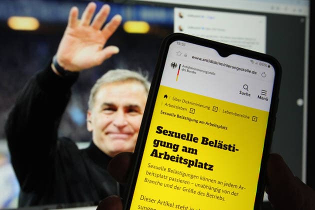 Auf einem Smartphone wurde die Website der Antidiskriminierungsstelle des Bundes aufgerufen, die unter anderem über Hilfsangebote im Falle von sexueller Belästigung am Arbeitsplatz informiert. Dahinter wurde auf einem Laptop der Instagram-Account von Stefan Kuntz mit einem emotionalen Post nach seinem Abschied von der HSV Fußball AG & Co. KGaA aufgerufen. Mitarbeiterinnen des Fußball-Bundesligisten werfen dem vormaligen Sportvorstand des Fußball-Bundesligisten laut Informationen der Bild vor, sie sexuell belästigt zu haben. Kuntz, der offiziell sein Amt beim HSV aus familiären Gründen aufgab, setzte sich in einem weiteren auf seinem Instagram-Account veröffentlichten Statement gegen die Vorwürfe zur Wehr. Symbolbild Symbolfoto. Schnelsen Hamburg