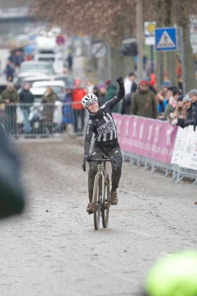 11.01.2026 Deutsche Meisterschaft Rad-Cross Bensheim Deutsche Radcross Meisterschaft 2026 hier kurz vor dem Ziel die Führende im Rennen Elite Frauen mit Applaus bedacht Judith KRAHL (Nr 1 Rose Racing Circel) Siegerin Deutsche Meisterin Bensheim Hessen Deutschland