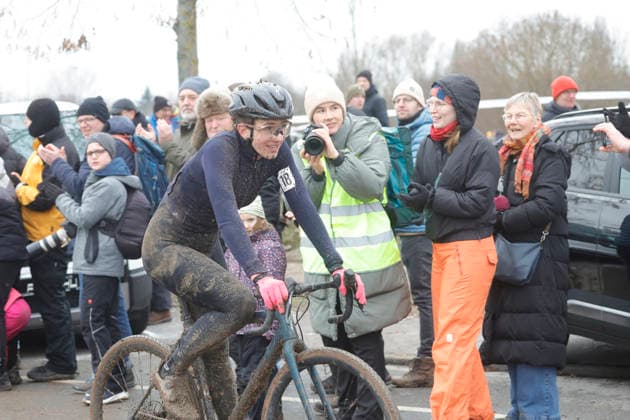 11.01.2026 Deutsche Meisterschaft Rad-Cross Bensheim Deutsche Radcross Meisterschaft 2026 hier Rennen Elite Frauen Theresia SCHWENK (Nr 18 RSV Heidelberg) kommt auf Platz 3 ins Ziel Bensheim Hessen Deutschland
