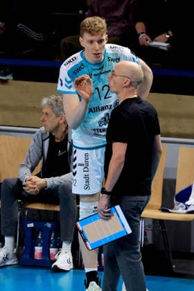 DEU, DVV, 1.VBL, BR Volleys vs. SWD powevolleys Dueren, 11.01.2026, Max-Schmeling-Halle, Berlin, DEU, DVV, 1.VBL, BR Volleys vs. SWD powevolleys Dueren, im Bild Cheftrainer Christophe Achten (Dueren), Siebe Korenblek (Dueren 12)