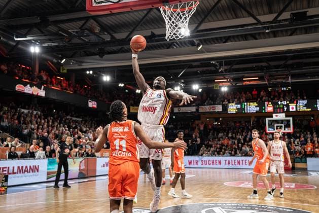 Spielaktion mit Charles Thompson (32; Würzburg Baskets) Wurf am Korb am 15. Spieltag der EasyCredit BBL in Vechta. Charles Thompson (32, Würzburg Baskets) mit Wurf am Korb