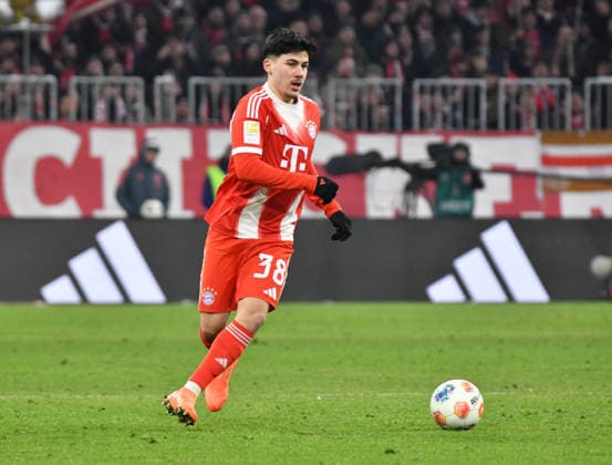 11.01.2026, Allianz Arena, München, GER, 1.FBL, FC Bayern München vs VfL Wolfsburg , im Bild Felipe Chavez (München) DFL regulations prohibit any use of photographs as image sequences and or quasi-video. (Photo by Midori Ikenouchi Hasan Bratic DeFodi Images) -