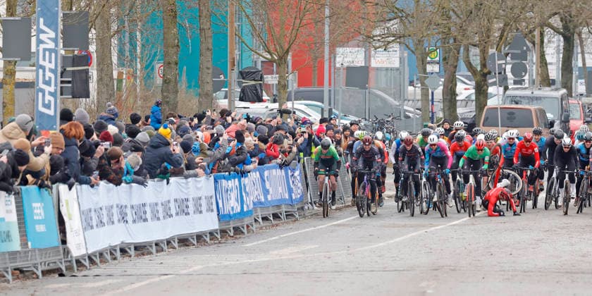 11.01.2026 Deutsche Meisterschaft Rad-Cross Bensheim Deutsche Radcross Meisterschaft 2026 hier Rennen ELITE Männer Start mit Sturz rechts unten Luca HARTER (Nr 2 Stevens Racing Team ) im Ziel dann Platz 4 Bensheim Hessen Deutschland