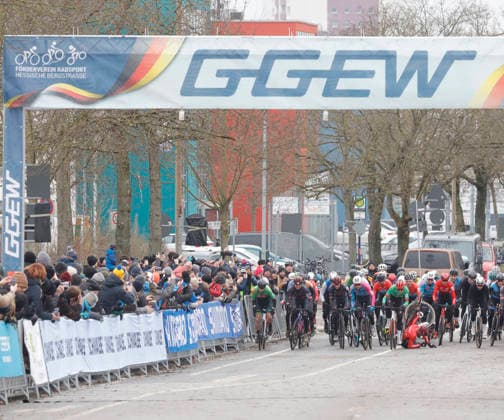 11.01.2026 Deutsche Meisterschaft Rad-Cross Bensheim Deutsche Radcross Meisterschaft 2026 hier Rennen ELITE Männer Start mit Sturz rechts unten Luca HARTER (2 Stevens Racing Team ) im Ziel dann Platz 4 Bensheim Hessen Deutschland