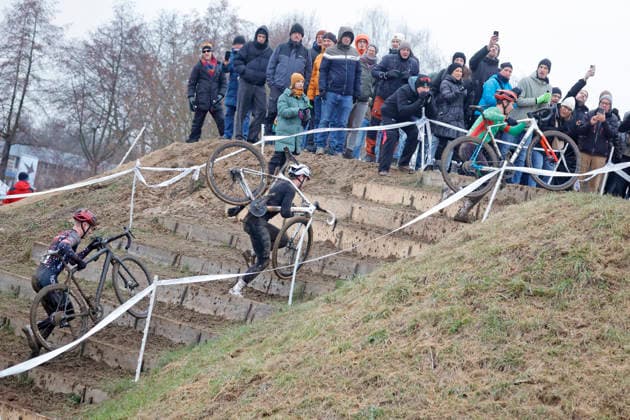11.01.2026 Deutsche Meisterschaft Rad-Cross Bensheim Deutsche Radcross Meisterschaft 2026 hier Rennen ELITE Männer Treppen Anstieg v. li. Fabian EDER (6 Syntace CX) Marcel MEISEN (1 RC Zugvogel Aachen) Hannes DEGENKOLB (3 Heizomat Cube) Bensheim Hessen Deutschland