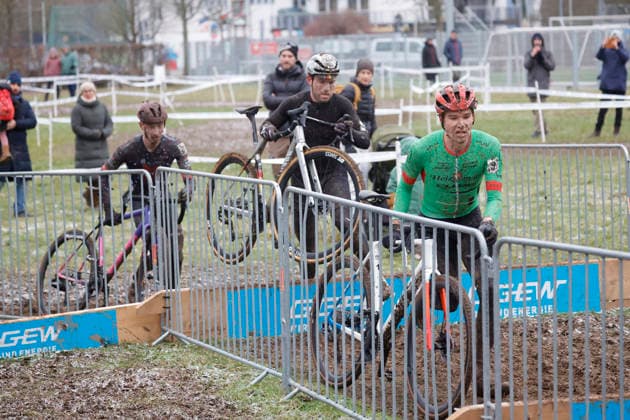 11.01.2026 Deutsche Meisterschaft Rad-Cross Bensheim Deutsche Radcross Meisterschaft 2026 hier Rennen ELITE Männer Hindernis aus Bretter v. li. Platz 2 Fabian EDER (6 Syntace CX) Platz 1 Marcel MEISEN (1 RC Zugvogel Aachen) Platz 3 Hannes DEGENKOLB (3 Heizomat Cube) Bensheim Hessen Deutschland