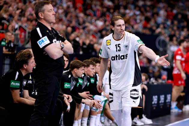 GISLASON Alfred Trainer Team Deutschland mit KNORR Juri DHB Handball Laenderspiel Deutschland - Kroatien am 11.01.2026 in Hanover in der ZAG Arena Copyright: xLacixPerenyix